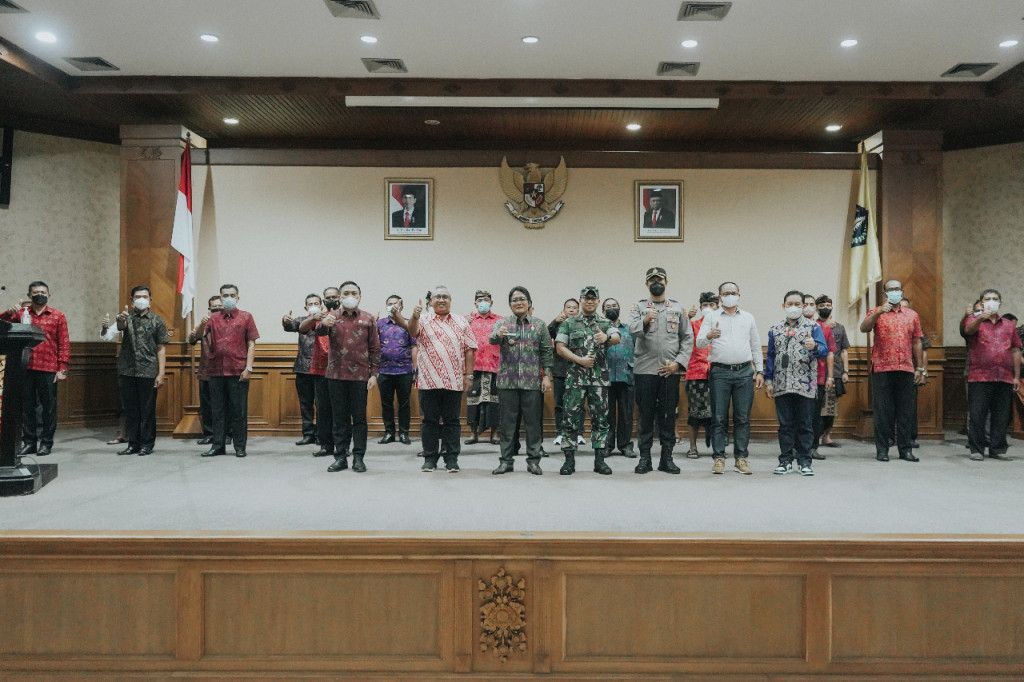 Bupati Giri Prasta Harapkan Semua Desa Harus Miliki TPS 3R dan Wajib Jadi Desa Digital